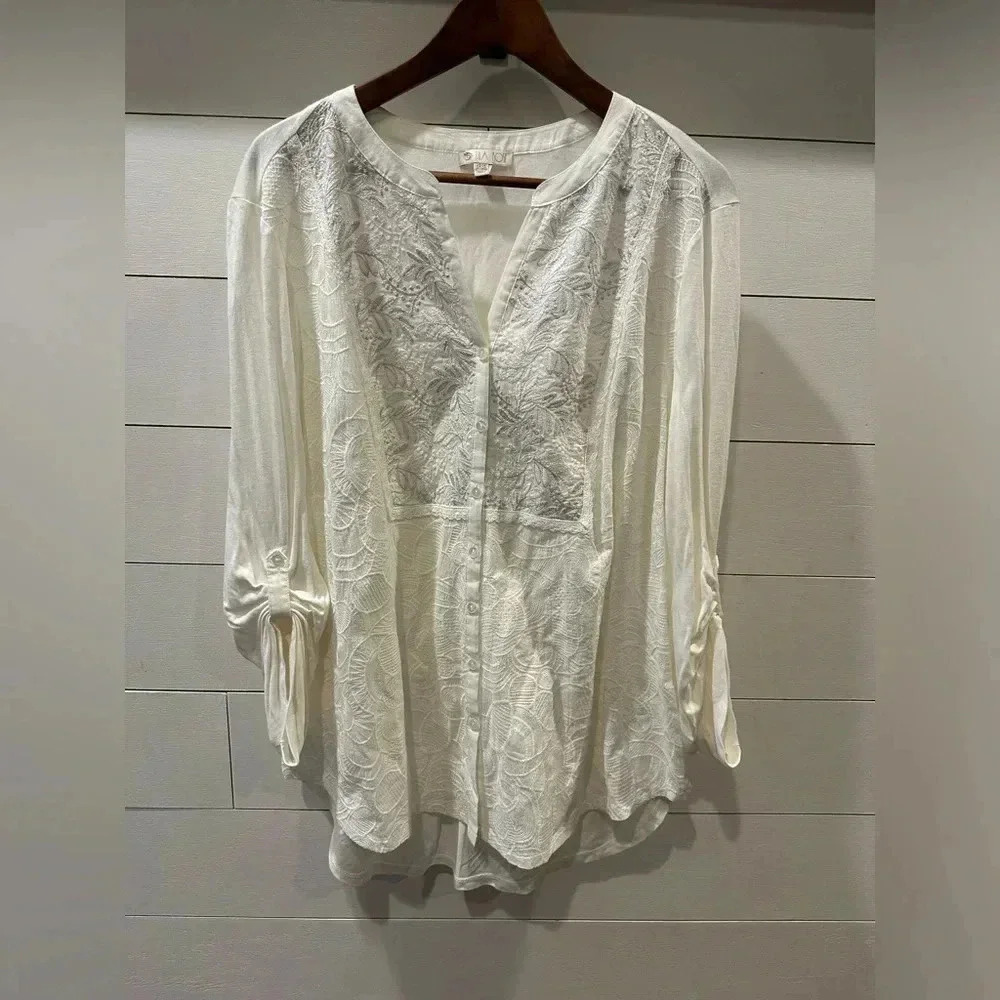 Lila Rose Women’s Ivory Feathered Emboidered Button Sleeve Top- size 1X